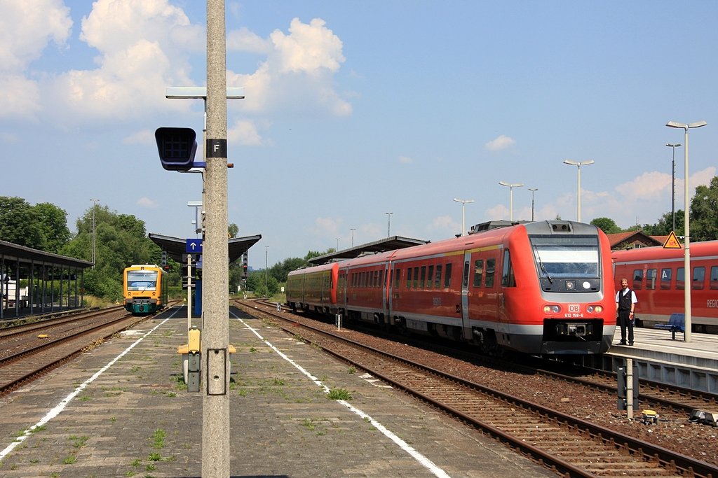2 612er haben den Bf Neuenmark-Wirsberg erreicht, hier wird der Zug getrennt, der 1.VT (612 157/657) fhrt weiter nach Hof als RE3045 und der 2.VT (612 158/658) als RE3065 nach Bayreuth. Im Hintergrund steht abfahrbereit VT650.71 der ODEG, im Dienst der Vogtlandbahn, fr die DB-Auftragsleistung RB34222 nach Lichtenfels. (10.06.2008)
