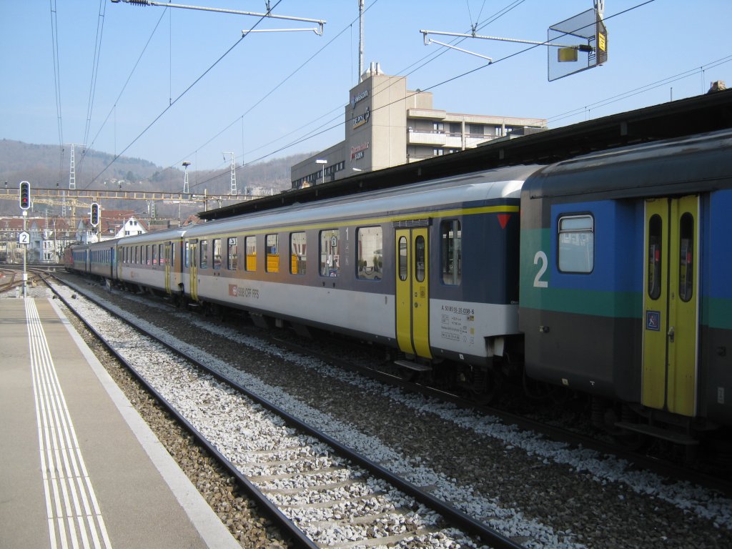 2 A NPZ eingereiht im Ersatz IR 2068 in Baden. Wegen Wagenmangels verkehren zurzeit bis zu zwei Umlufe Basel SBB-Zrich Flughafen mit EW I/II Pendeln, 04.03.2011.