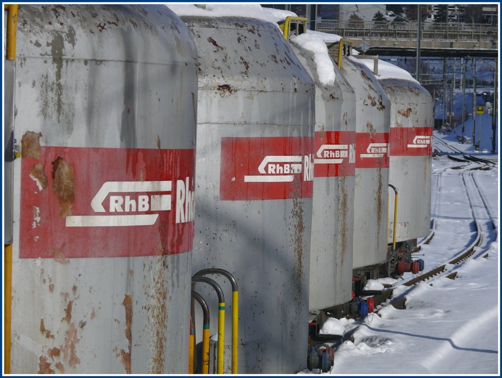 2-achsige Zementsilowagen, sogenannte Mohrenkpfe auf einem Dreischienengleis in Untervaz-Trimmis. (01.02.2010) 