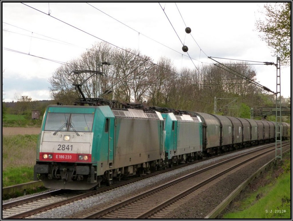 2 belgische E-186 (Traxx) mit einen Gterzug am Haken sind nach Kln Gremberg unterwegs. Aufgenommen unweit von Eschweiler (Kr.Aachen) im April 2012.