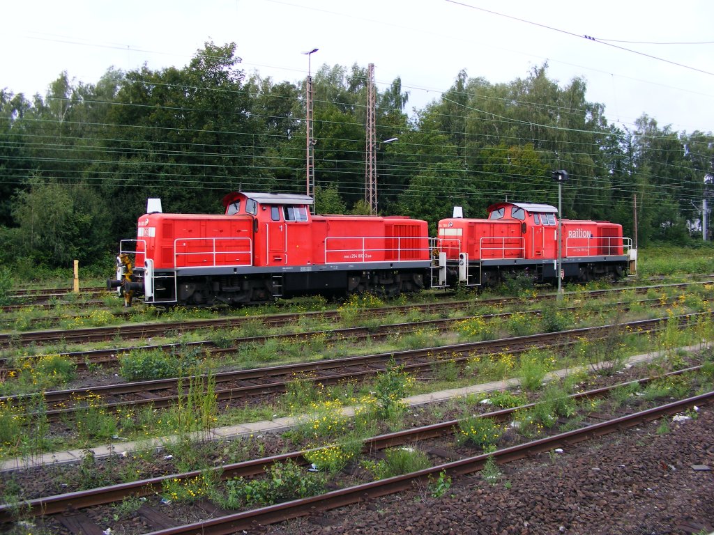 2 DB-V90 fahren am 25.08.2010 durch den Bahnhof Gladbeck-West.