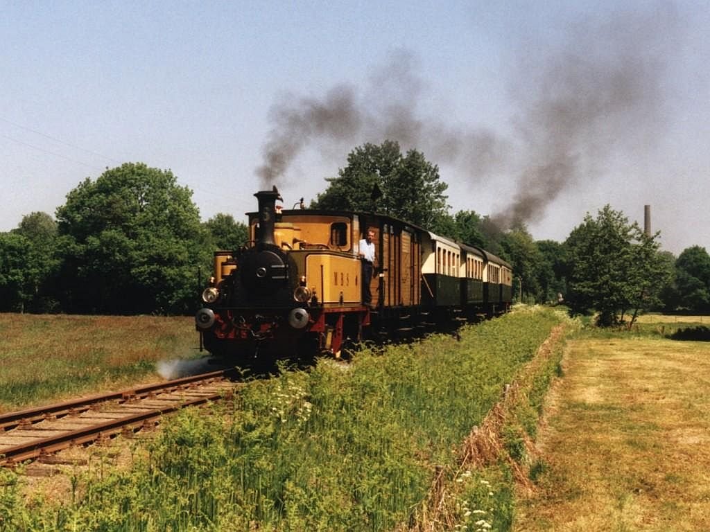2 en 6 der MBS mit Dampfzug 104S Boekelo-Haaksbergen bei Boekelo am 24-5-2001. Bild und scan: Date Jan de Vries.