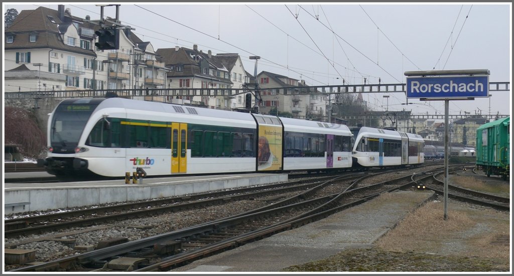 2 GTW 2/6 der S2 nach Degersheim fahren in Rorschach aus. (10.03.2010)
