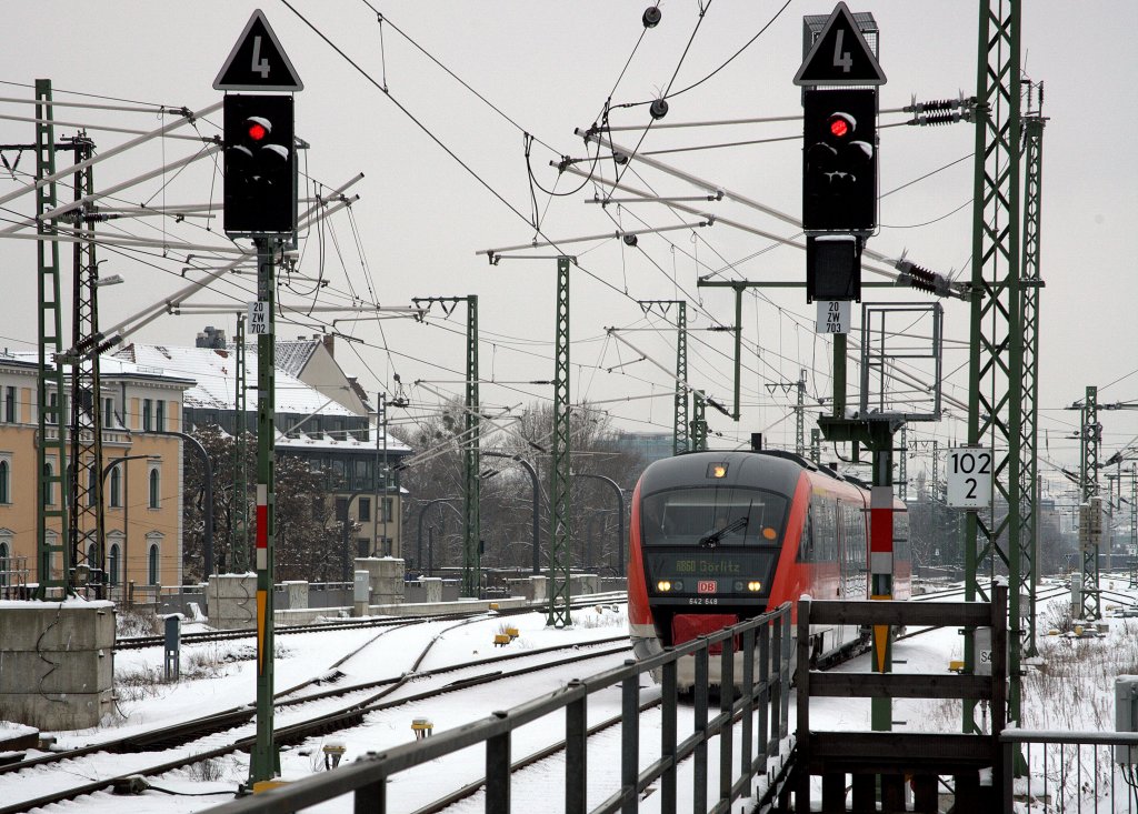 2 KS Signale , fr Gleis 2 und 3 , Ausfahrt Richtung Westen, Bahnhof Dresden Neustadt, die erlaubte Hchtstgeschwindigkeit betrgt 40 km/h, wohl weil dies die Richtungsgleise der Gegenrichtung sind (?) oder weil die im Vorgdergund sichtbare Straenbrcke ber die Leipziger Strae noch nicht erneuert worden ist (?).
Am Gleis 3 luft gerade ein Desitrio als RB 60 nach Grlitz ein.