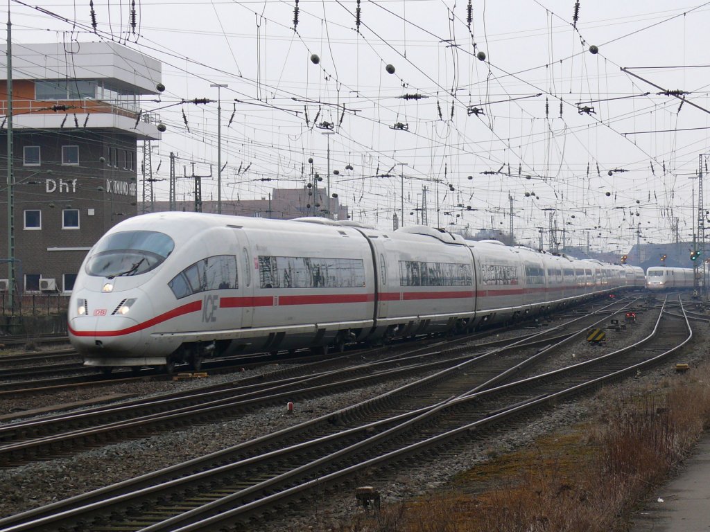 2 lange ICE`s, ICE3 Doppel  St.Ingbert  und  Treuchtlingen  als ICE 612
aus Mnchen und der ICE1 als ICE 1126 nach Kiel bei der Einfahrt im Dortmunder Hbf.(14.03.2010)  