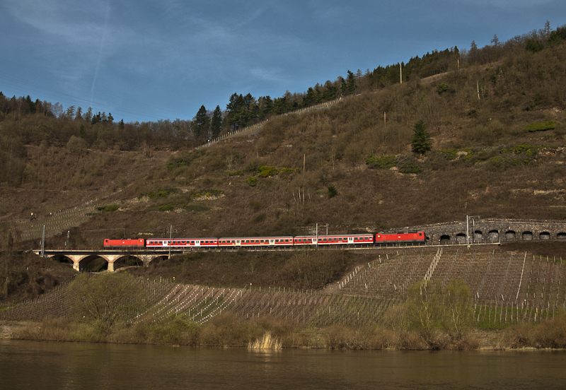 2 Lokomotiven der Baureihe 143 mit einem Regionalzug am Morgen des 7. April 2010 auf dem Pndericher Hangviadukt.