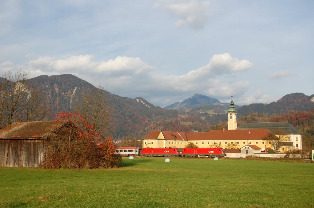 2 Loks der Baureihe 1116 am 06.11.2010 mit einem Eurocity bei Oberaudorf