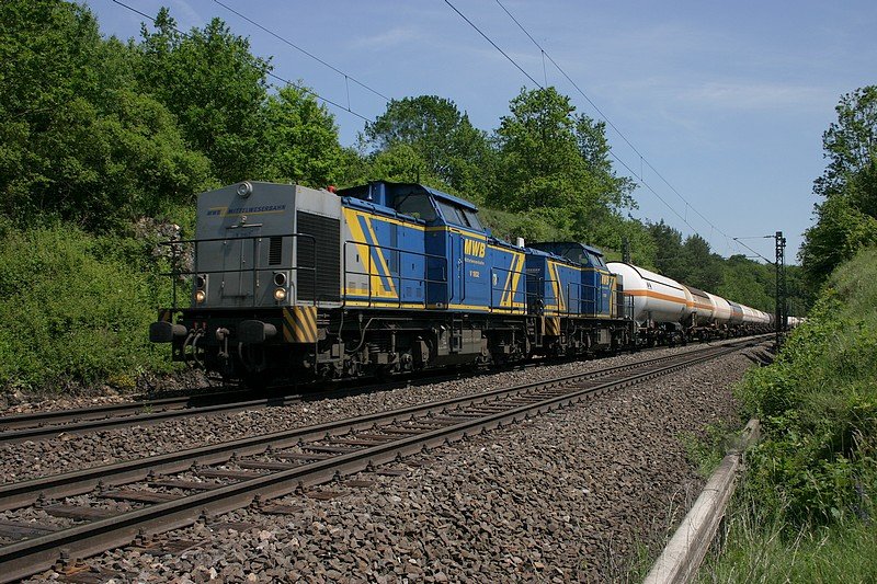 2 Loks der MWB mit einem Gaskesselwagenganzzug bei Laaber an der KBS 880.(9.6.2010)