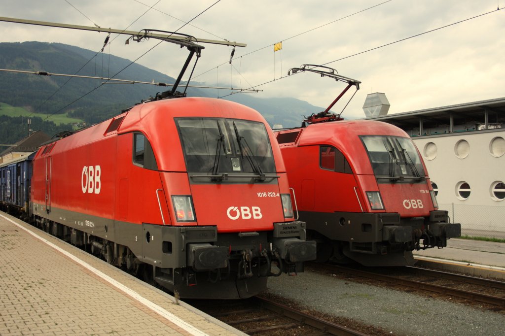 2 Rad'l Zge standen am 17.07.2011 in Lienz zur Abfahrt Richtung San Candido (Innichen) bereit. (1016 022 und 1116 164)