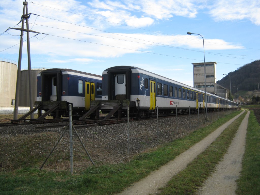 2 Reihen ausrangierte (ca. 18 Wagen) NPZ Wagen in Rekingen AG. Links v. a. EWI 2. Kl. Wagen, rechts 8 AB EWII und ein B EWI. Der vorderste Wagen in der rechten Reihe ist der AB EWII 50 85 39-35 104-1, 03.01.2012.