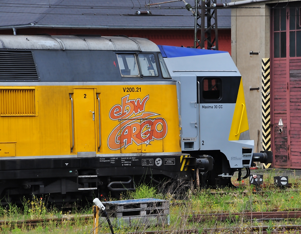 2 sechsachser Generationen nebeneinander - Maxima 30 CC und V 200.21 in Wrzburg am 20.06.2010