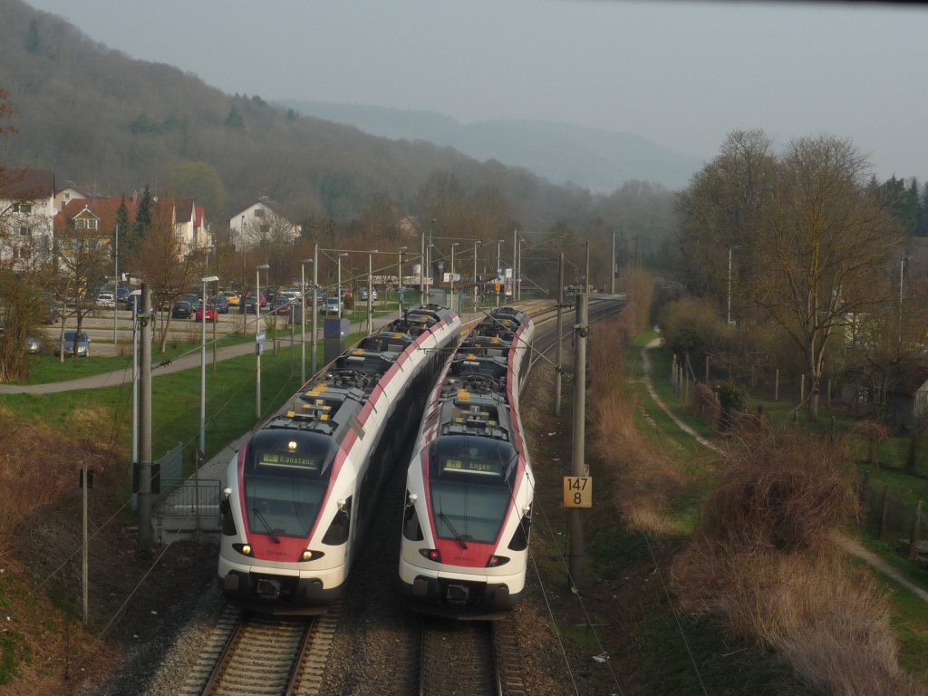 2  Seehasen  der Reihe RABe 526 treffen sich in Singen-Landesgartenschau. Links SBB 79815 Engen - Konstanz, rechts SBB 79816 Konstanz - Engen. 09.04.10