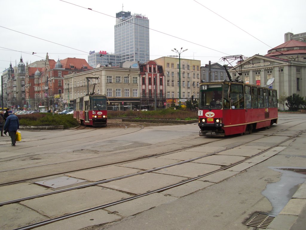 2 Straenbahnen der Baureihe 105N/Na begegnen sich in Kattowitz Rynek.