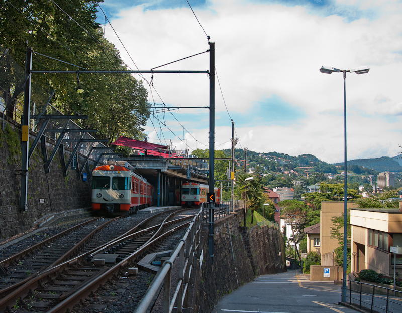 2 Triebwagen der Lugano–Ponte Tresa-Bahn am 13. August 2011 in Lugano FLP.