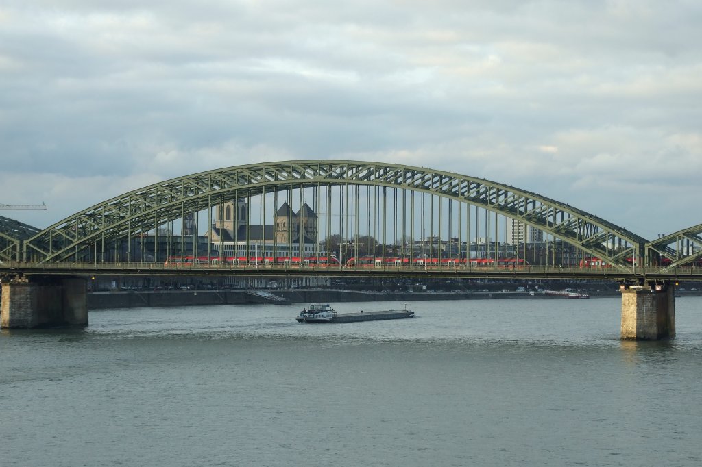 2 unbekannt gebliebene Talent-Triebzge (wahrscheinlich aus Gerolstein) stehen auf der Klner Hohenzollernbrcke und begegnen einem ET 425 als S-Bahn S12 nach Sindorf.
Kln, der 21.2.2010 
