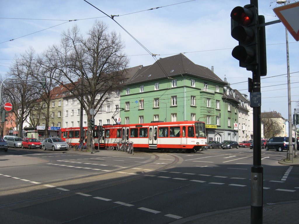 2 unbekannt gebliebene Wagen vom Typ Stadtbahnwagen B haben am 24. Mrz 2010 als Linie 13 die Haltestelle  Berrenrather Strae / Grtel   gerade verlassen. Dabei wurden sie von mir an der Straenkreuzung Slzgrtel / Ecke Berrenrather Strae fotografiert. Es ist noch die alte Wendeschleife der Linie 13 zu erkennen. Heute wenden die Zge in einer 2-gleisigen Stumpfendstelle direkt am Bahnsteig der Haltestelle  Slzgrtel .
