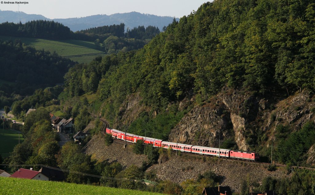 2 unbekannte 143er mit der RB 26957 (Freiburg (Brsg) Hbf-Neustadt(Schwarzw) bei Falkensteig 25.9.11