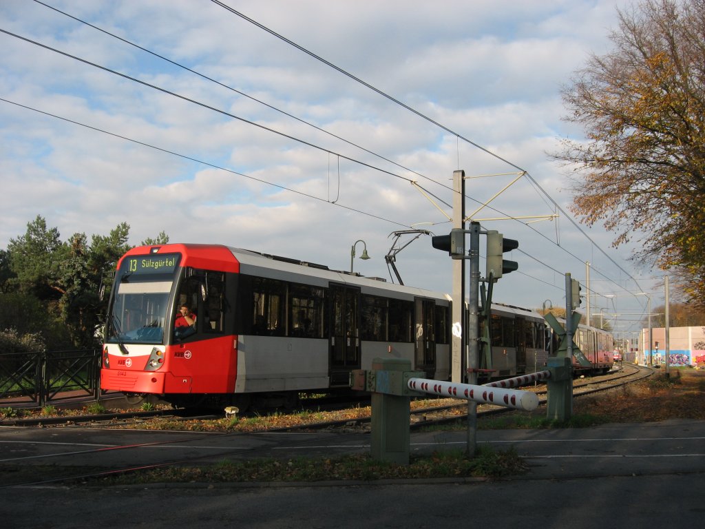 2 unbekannte Wagen aus der Serie K5100 am 08. November 2009 am B Wischheimer Strae in K-Buchheim unterwegs als Linie 13 Richtung Slzgrtel. 
