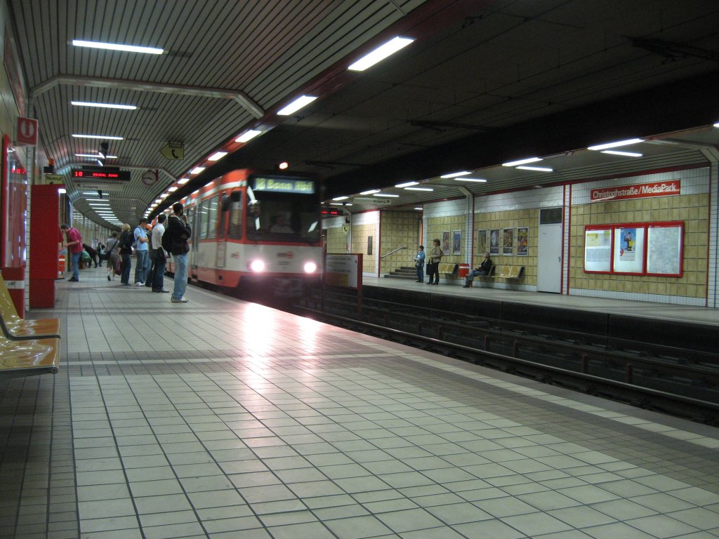 2 unbekannte Wagen fahren am 27. Juni 2007 als Linie 18 mit Ziehl Bonn Hbf in die Haltestelle Christoph Strae / MediaPark ein. 