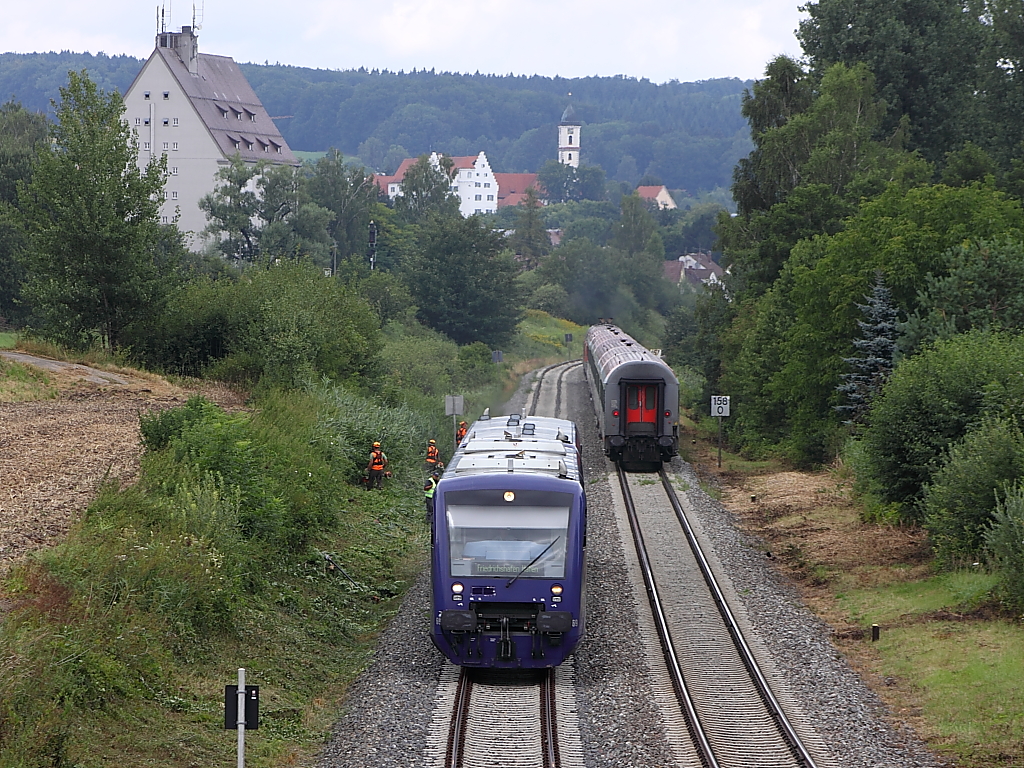 2 VT650 der Bodensee Oberschwaben Bahn machen sich auf den Weg nach Friedrichshafen Hafen, rechts ist der IC118 zu sehen, er befindet sich auf den Weg nach Mnster (Westf.). Aufgenommen sdlich von Aulendorf (03.08.2012)