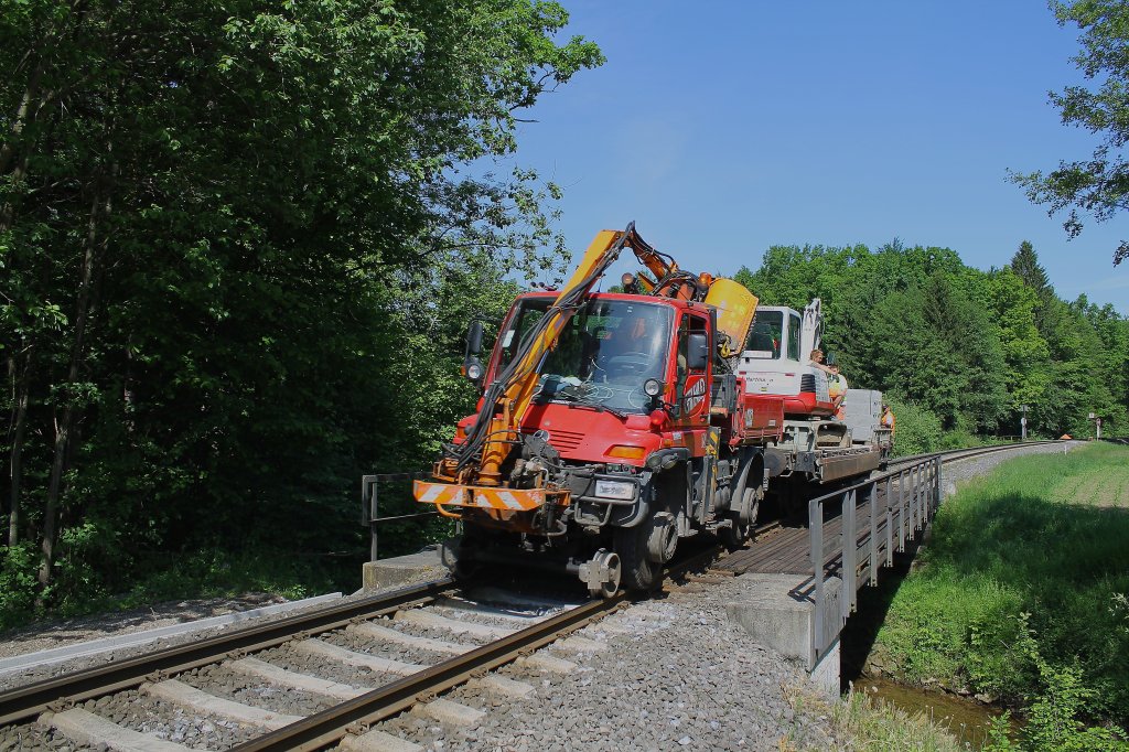 2 Wege-Unimog mit einem KbKm und einem Minibagger drauf ist Wohl eher ein seltenes Bild. Hier im Bereich Schwanberg / Hollenegg bei Kabeltrogverlegearbeiten. 15.05.2013
