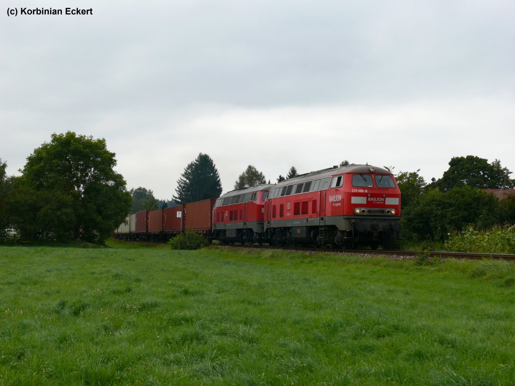 2 x 225 unter anderem 225 806-9 mit einem Containerzug richtung Burghausen zwischen Tling und Heiligenstatt, 08.09.2010