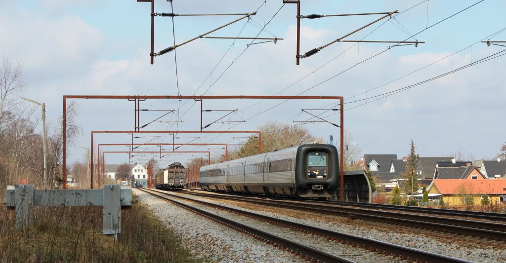 2 x IC-3 berholen einen Gterzug, Ejby, Fyn, 04.04 2011