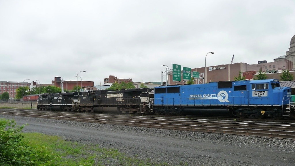 2 x Norfolk Southern, 1 x Conrail, ziehen einen schweren G�terzug durch Altoona, PA (5.6.09)