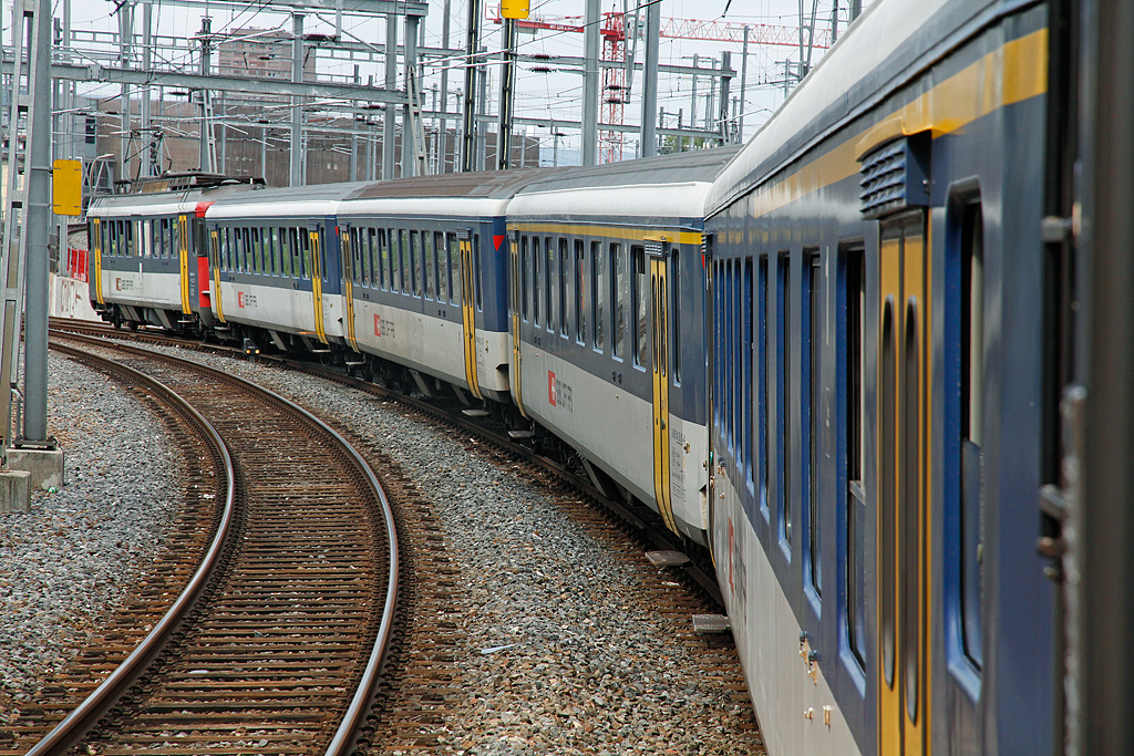 2 x RBe 540 an beiden Enden als Pendelzug der S-Bahn kurz vor der Einfahrt in den Bahnhof Zrich HB. Aufnahme vom Triebwagenfenster aus, das sich immer noch ffnen lsst. 22. Aug. 2012, 12:28