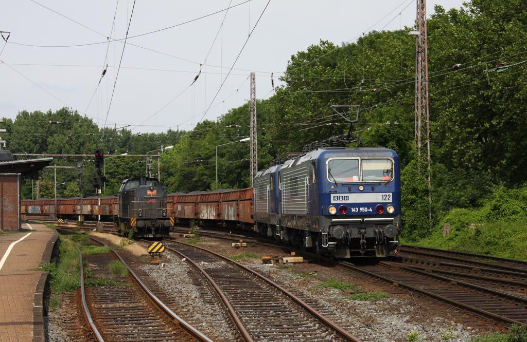 2 x RBH: HBF Osnabrck Po am 13.7.2013.
122 und 103 ex DB 143950 und 1430694 haben einen schweren Kohlezug
am Haken und kommen damit vom unteren Bahnhof hier auf die Strecke Bremen -
Mnster. Die Loks fahren hier um 15.45 Uhr wieder in Richtung Mnster weiter
und passieren dabei die gerade im oberen Bahnhof abgestellte Lok  Franz 
von Rail Technik Logistik.