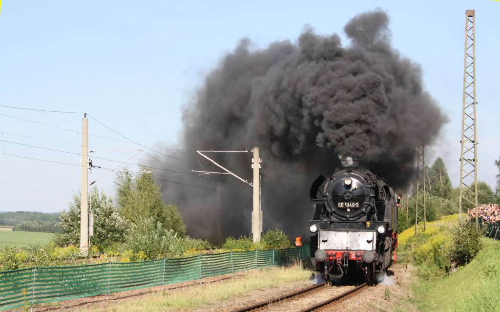 20. Heizhausfest in Chemnitz Hilbersdorf am 21.08. 2010
zu Lokparade gegen 16.00 Uhr, die BR 65 mit viel, viel Dampf