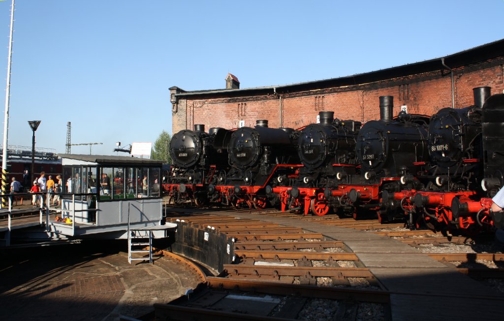 20. Heizhausfest in Chemnitz Hilbersdorf am 21.08. 2010
nach der Lokparade, die Dampfloks in der Abendsonne