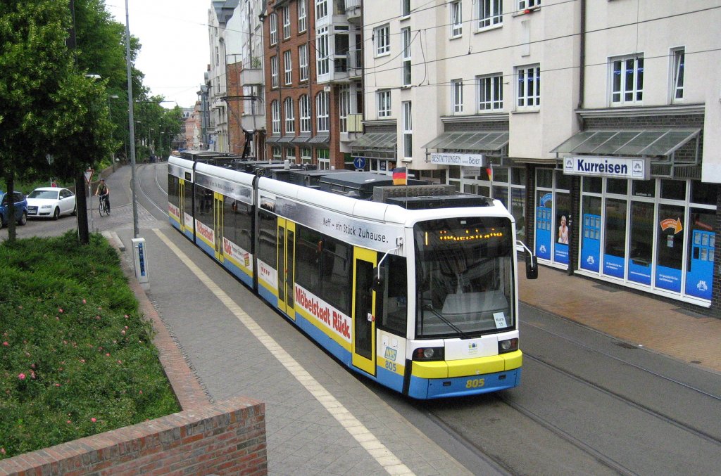 20. Juni 2012 in Schwerin.
TW. 805 befhrt die enge Innenstadt
und erreicht in Krze den 
Platz der Jugend.