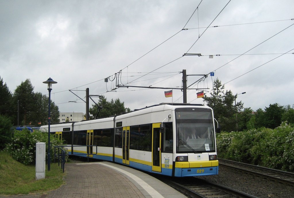 20. Juni 2012,TW.829 kommt aus der Wendeschleife
in der Hegelstrasse um erneut Fahrgste Richtung 
Innenstadt aufzunehmen.