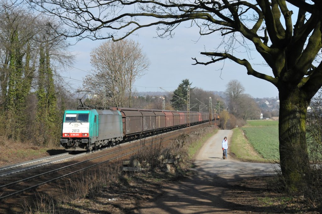 20 Minuten am Gemmenicher Weg in Aachen an einem beliebten Fotostandpunkt. Zuerst kam Cobra-Lok 2813 (186 205) mit einem langen Gterzug zgig die Rampe hochgefahren. Aufgenommen am 06/03/2011.
