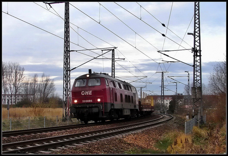 200085 von OHE, kurz vor der Einfahrt in den Hbf Stralsund. (aus Richtung Rostock)  am 29.11.07 