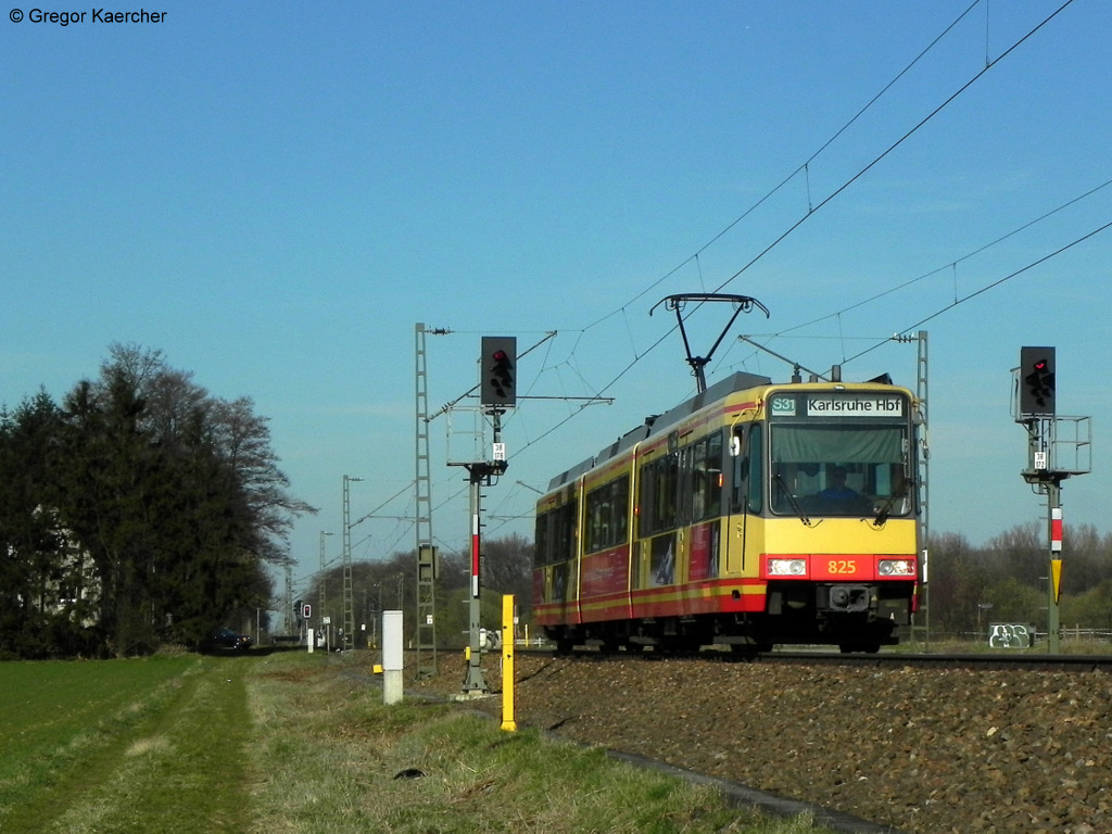 20.03.2011: Wagen 825 mit Werbung der Klinik am Stadtgarten Karlsruhe unterwegs als S31 von Odenheim nach Karlsruhe Hbf. Aufgenommen bei der Siedlung Im Brhl zwischen Weingarten und Karlsruhe-Durlach.