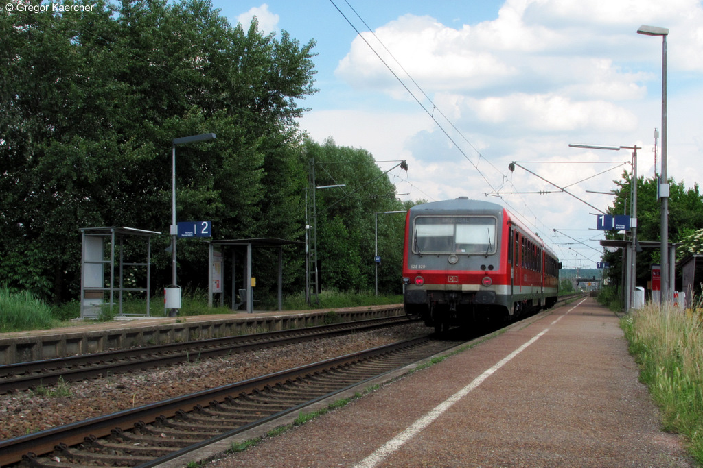 20.05.2011: Ab Mitte Dezember 2011 Geschichte: 628 320 verlsst den Haltepunkt Karlsdorf (noch in seiner alten Bausubstanz) und macht sich auf den Weg zum Endbahnhof Bruchsal. Wie die anderen Stationen an der Bruhrainbahn (Bruchsal-Germersheim), wird auch dieser Haltepunkt bis zum Jahresende modernisiert sein.