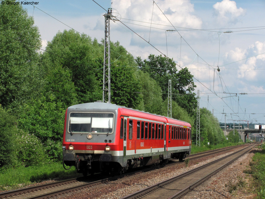 20.05.2011: Ab Mitte Dezember 2011 Geschichte. Der 628 320 erreicht als RB 38482 (Bruchsal-Philippsburg) den Haltepunkt Karlsdorf. Das Bild entstand legal vom Bahnsteigende.