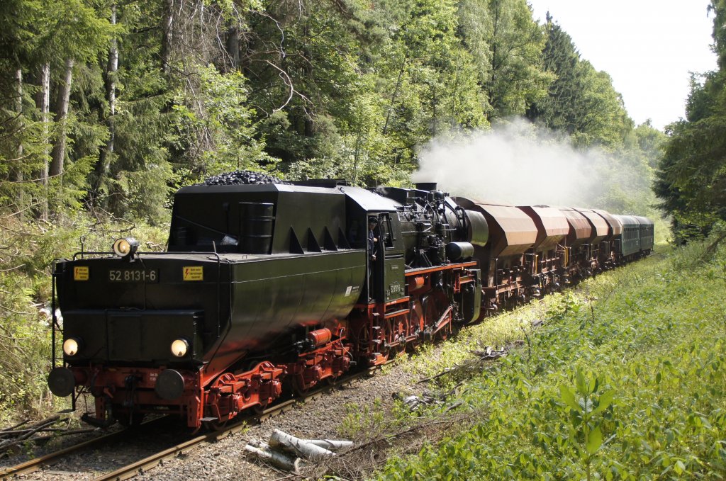 20.07.2013, 140 Jahre Zellwaldbahn, Sonderfahrt mit 52 8131-6, hier direkt im Zellwald zwischen Grovoigtsberg und Nossen