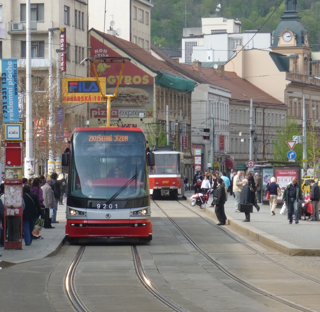 2008 noch auf der Innotrans zu sehen gewesen, jetzt auf Probe- und Einweisungsfahrt in seiner neuen Heimat. Der 15T von koda ist im Gegensatz zum 14T zu 100% niederflurig ausgefhrt. Der Dreiteiler fhrt auf Jacobsdrehgestellen. Hier steht der erstgebaute Wagen (9201) an der Halstestelle 'Anděl'. Prag, 2010-04-27.