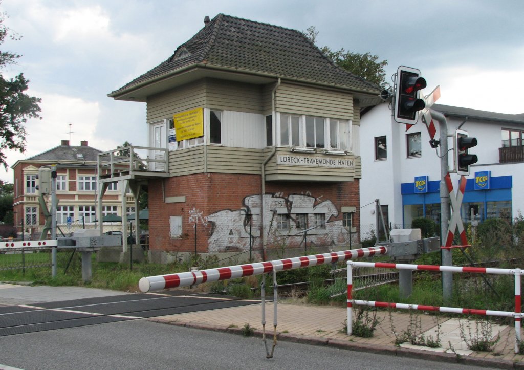 20.08.07 L�beck ; im Jahre 2007 war das ehem. Stw Travem�nde Hafen noch provisionsfrei zu vermieten, wie das gelbe Plakat verriet. Wie siehts wohl heute aus ?