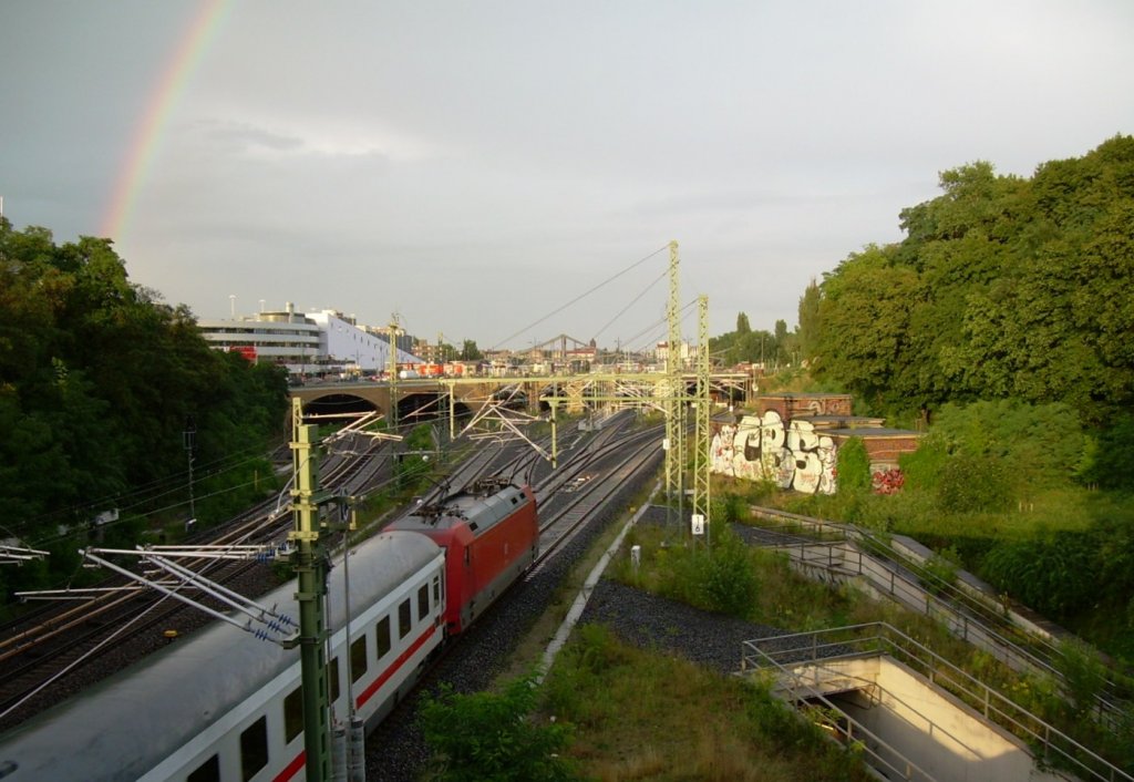 20.08.2006 ein IC fhrt in den Bahnhof Berlin-Gesundbrunnen von Hbf kommend ein. Rechts vorn  das vom bekannten Architekten Richard Brademann entworfene Unterwerk mit Graffiti eines eher unbekannten Knstlers.