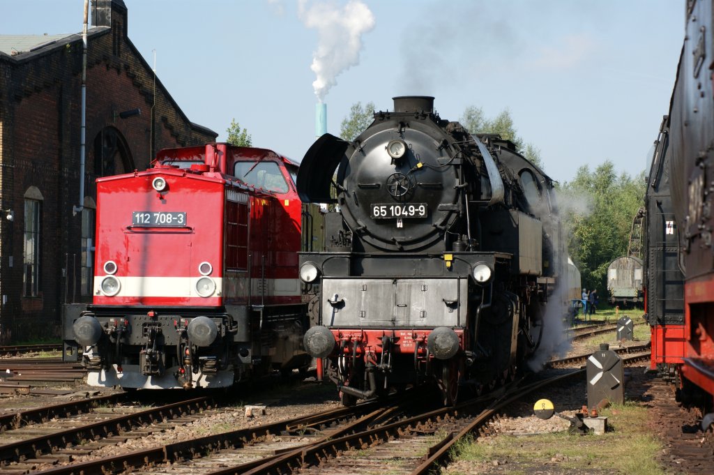 20.08.2011, 65 1049-9 neben 112 708-3, Heizhausfest im S�chsischen Eisenbahnmuseum Chemnitz-Hilbersdorf