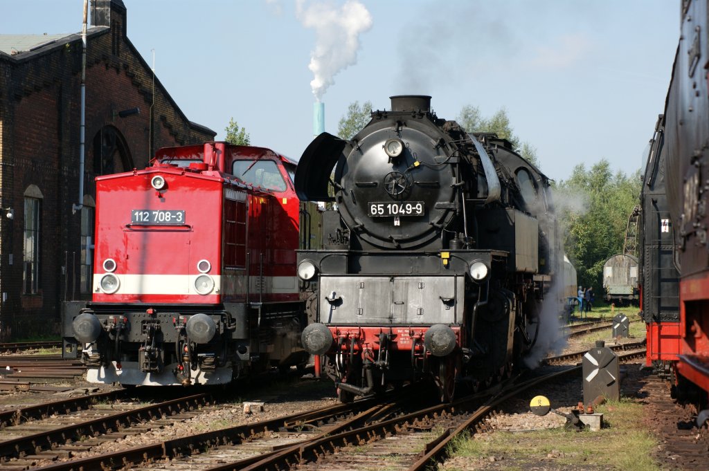 20.08.2011, 65 1049-9 neben 112 708-3, Heizhausfest im Schsischen Eisenbahnmuseum Chemnitz-Hilbersdorf
