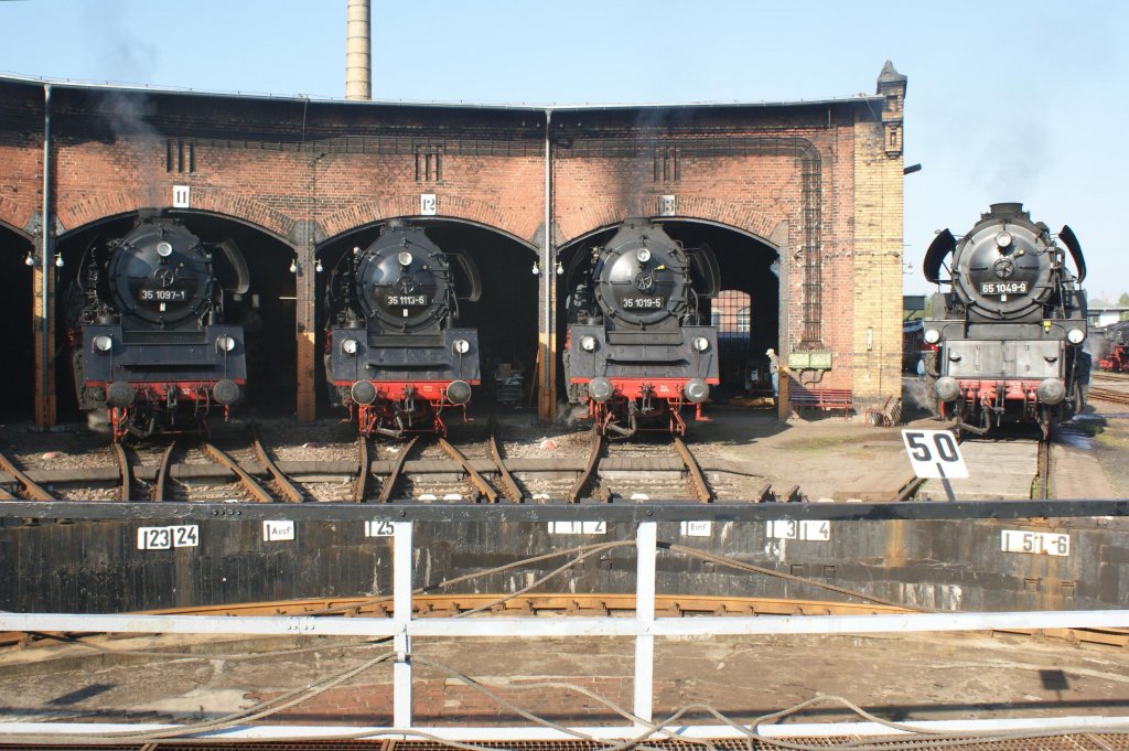 20.08.2011, von links: 35 1097-1, 35 1113-6, 35 1019-5 und 65 1049-9, Heizhausfest im Schsischen Eisenbahnmuseum Chemnitz-Hilbersdorf