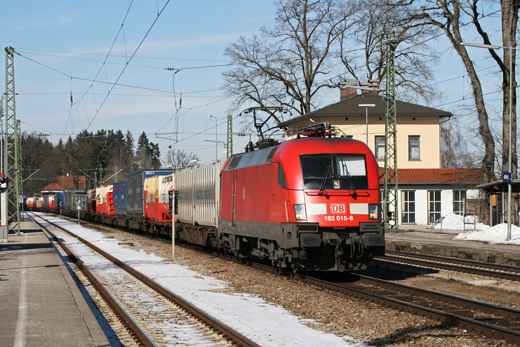 2009 war die Baureihe 182 vor Gterzgen noch ganz normaler Alltag. 182 015 ist mit einem KLV Zug am 28.02.2009 in Aling auf dem Weg zum Brenner.