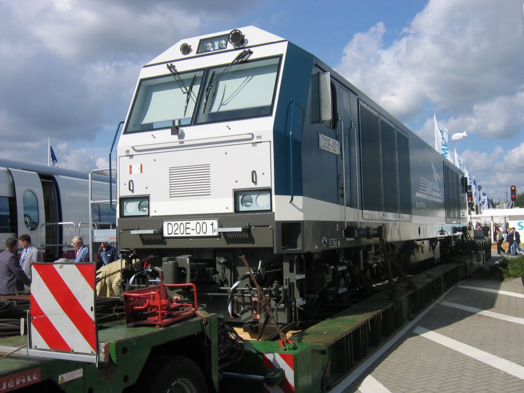 20.09.06 InnoTrans Berlin ; Siemens Asiarunner, eine von sechzehn 1000-mm-Dieselloks fr Vietnam, Hchstgeschwindigkeit 120 km/h ; verladen auf Transportfahrzeug 