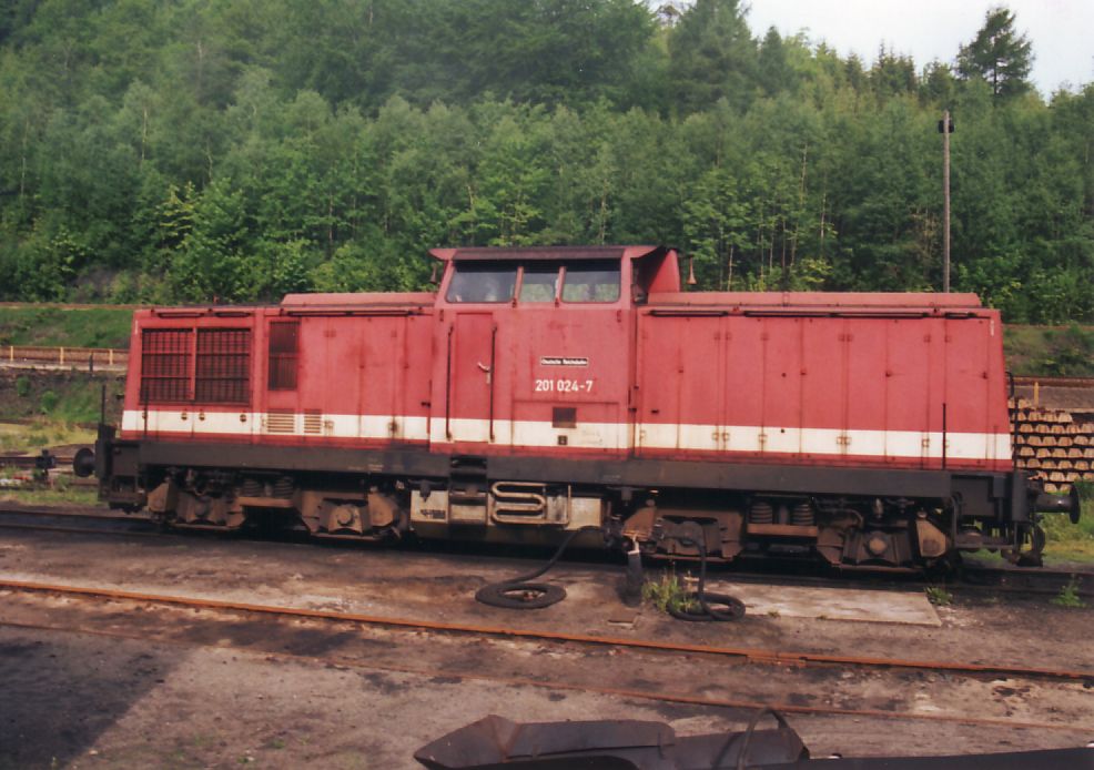 201 024 steht vor der Drehscheibe des Bw Annaberg-Buchholz S�d.
Die Drehscheibe befand sich hinter dem Bw-Schuppen.Aufnahme 02.06.1994
(Scann von Org.Foto)