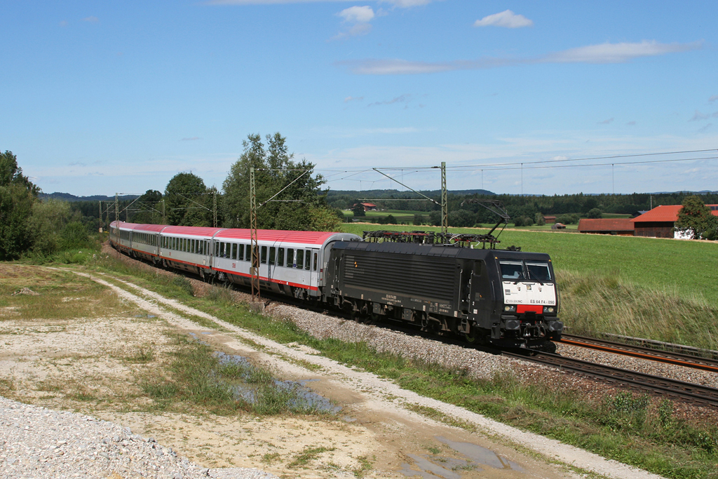 2010 waren vor den Brenner ECs mehrere Monate lang angemietete Loks der BR 189 eingesetzt. 189 990 ist am 26.08.2010 mit EC 87 bei Ostermnchen unterwegs.